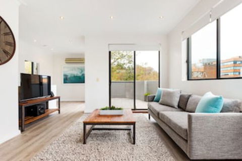 Spacious & Sunny 1 Bdrm In Surry Hills - FOV - Accommodation Yamba 0