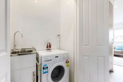 Spacious & Sunny 1 Bdrm In Surry Hills - FOV - Accommodation Yamba 7