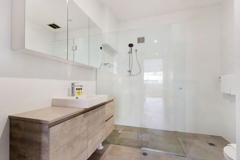 Spacious & Sunny 1 Bdrm In Surry Hills - FOV - Accommodation Yamba 5