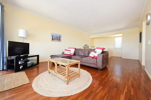 Sunbright 2/5 Petrel Street - Accommodation Newcastle 6