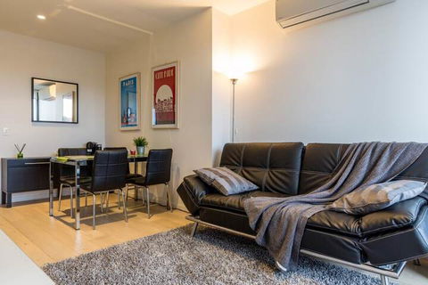 Modern 1 Bedroom In Tranquil Parklands - Accommodation Find 3
