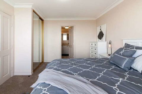 Milsons Point Apartment With Harbour Bridge Views - Accommodation Newcastle 3
