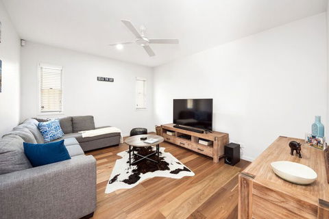 Pet Friendly, New House Peregian Breeze Drive, Peregian Beach - Accommodation Newcastle 5