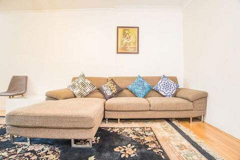 Spacious & Cozy Apartment In Heart Of Redfern - Accommodation VIC 7