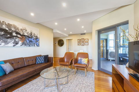 2 Bdrm North Sydney With Harbour Views - Accommodation Newcastle 3