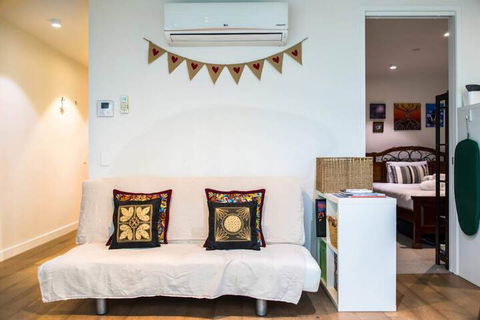 Eclectic 1 Bedroom South Yarra Hideaway - Accommodation Australia 2