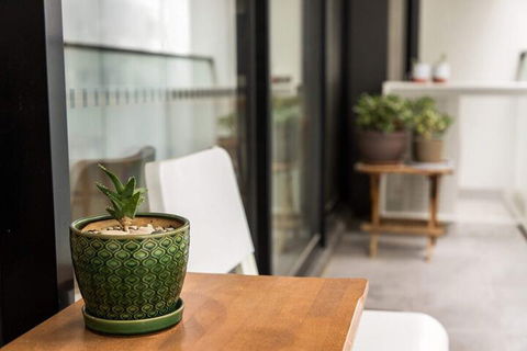 Eclectic 1 Bedroom South Yarra Hideaway - Accommodation Australia 6