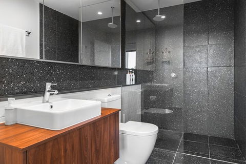 Manhattan Terrace House - Casino Accommodation 2