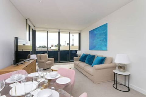 Large Modern 2 Bedroom Apartment Near Lake Claremont - Casino Accommodation 0