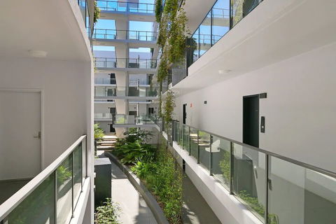 Large Modern 2 Bedroom Apartment Near Lake Claremont - Casino Accommodation 4