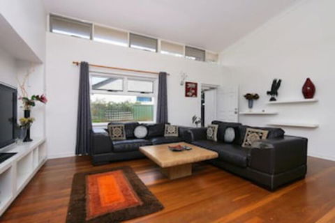 Spacious 5 Bed Home Close To Cottesloe Beach - Wagga Wagga Accommodation 0