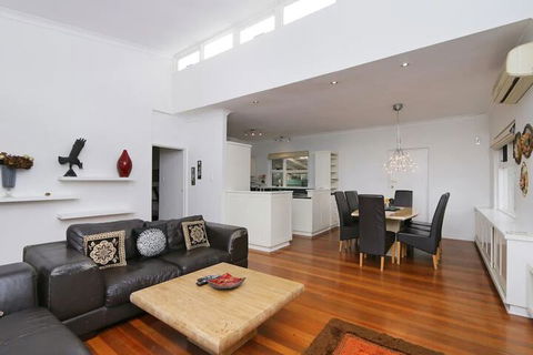Spacious 5 Bed Home Close To Cottesloe Beach - Wagga Wagga Accommodation 4