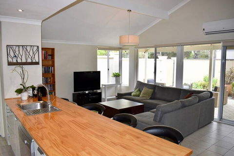 Spacious Home In Mount Hawthorn Next To Lake Monger - Wagga Wagga Accommodation 7