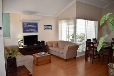 Spacious Home In Mount Hawthorn Next To Lake Monger - Wagga Wagga Accommodation 0
