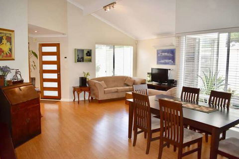 Spacious Home In Mount Hawthorn Next To Lake Monger - Wagga Wagga Accommodation 2