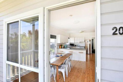 Tillys Retreat Pet Friendly 3 Min Walk To Beach - Stayed 4