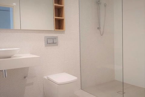 Luxury 1 Bedroom 1 Study With 1 Parking - Accommodation Batemans Bay 5