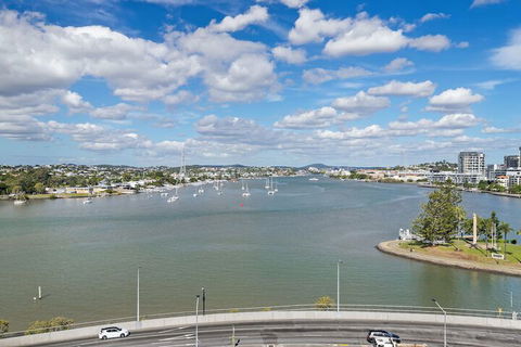 The Hamilton (I715) - Sunshine Coast Guide 3