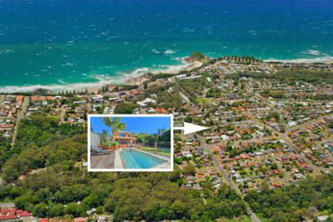 Flynns Beach Retreat - Sunshine Coast Guide 0