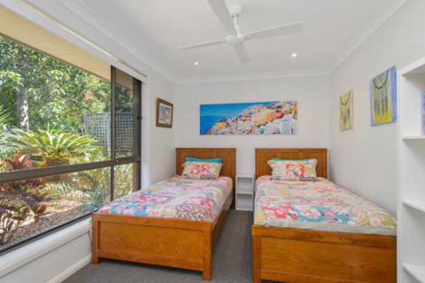 Flynns Beach Retreat - Sunshine Coast Guide 5