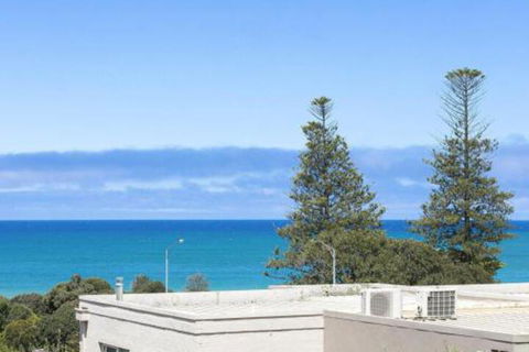 SURF CENTRAL Wifi Double Garage & Smack Bang In The Middle Of Town - Sunshine Coast Guide 7