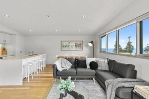 SURF CENTRAL Wifi Double Garage & Smack Bang In The Middle Of Town - Sunshine Coast Guide 5