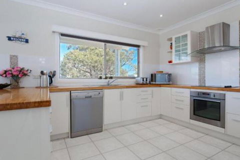 SeaHaven 2 Richardson Ave Large Home With Aircon Smart TV WIFI Netflix & Boat Parking - Victoria Tourism 4
