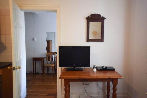 Incredible Location One Bedroom Apartment - Accommodation VIC 4