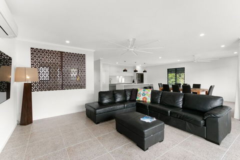 Tropical Beachside Oasis In Clifton Beach - Accommodation Asia 6