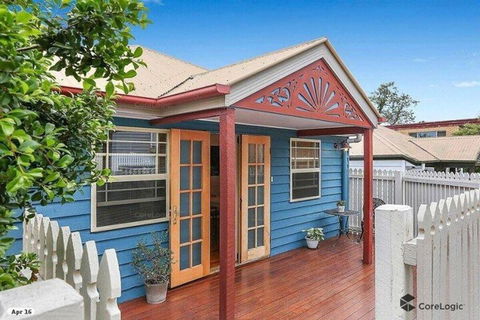 Stylish 3BD Family Home In Leafy Paddington - Tourism Townsville 5