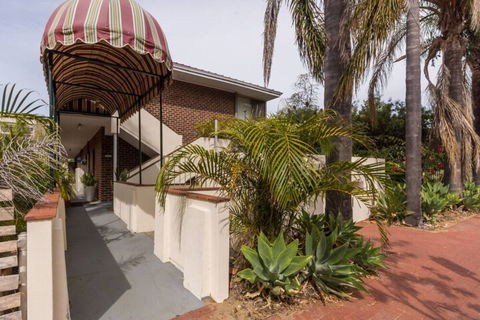 B6 Cafes & Restaurants Close To UWA - Hervey Bay Accommodation 1