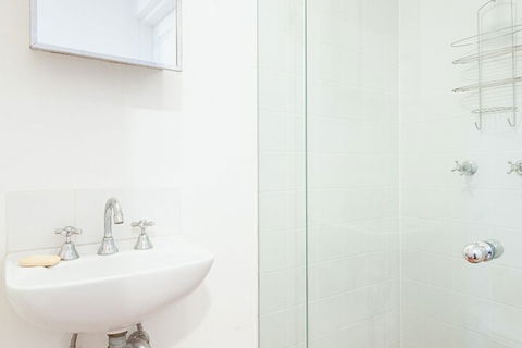 Charming Centrally Located 2 Bedroom Accommodation - Hotel VIC 4