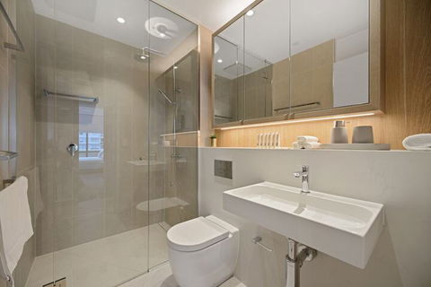 HomeHotel Ultra Luxury 2 Bedroom Next To Mall & Train - Accommodation NSW 6