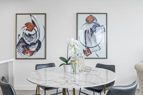 HomeHotel Ultra Luxury 2 Bedroom Next To Mall & Train - Accommodation NSW 7