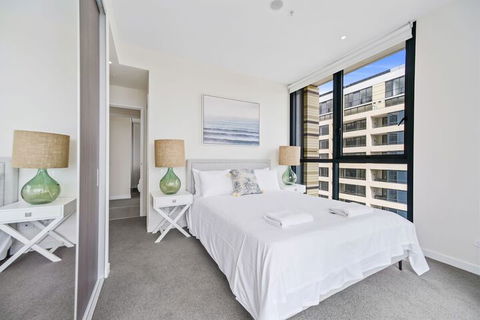 HomeHotel Ultra Luxury 2 Bedroom Next To Mall & Train - Accommodation NSW 2