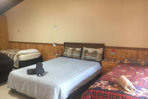 4 Bears Motel - Accommodation Find 2