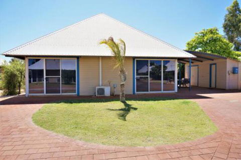 Osprey Holiday Village Unit 109 Pleasant 3 Bedroom Holiday Villa With A Pool In The Complex - Cruises Travel 0
