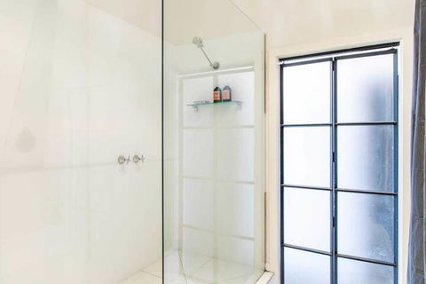 Stylish Warehouse Conversion In Heart Of Fitzroy - Accommodation Gold Coast 5
