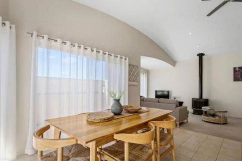 DRIFTWOOD VILLA Free Wifi Walk To Beach - Sunshine Coast Guide 6