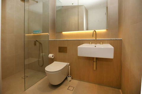 Top Notch 1 Bedroom 201 CALIBRE - Victoria Tourism 3