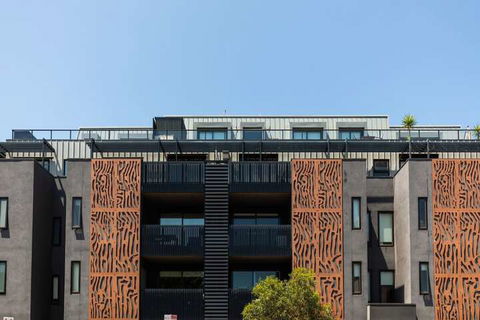 Spacious 2 Bedroom Inner City Townhouse With Private Rooftop - Hervey Bay Accommodation 1