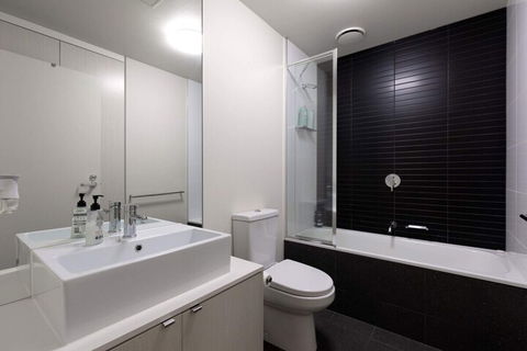 Spacious 2 Bedroom Inner City Townhouse With Private Rooftop - Hervey Bay Accommodation 4