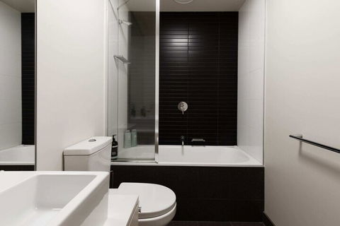 Spacious 2 Bedroom Inner City Townhouse With Private Rooftop - Hervey Bay Accommodation 5