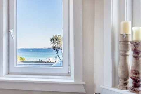 Designer Beachfront Apartment - Brisbane Tourism 7