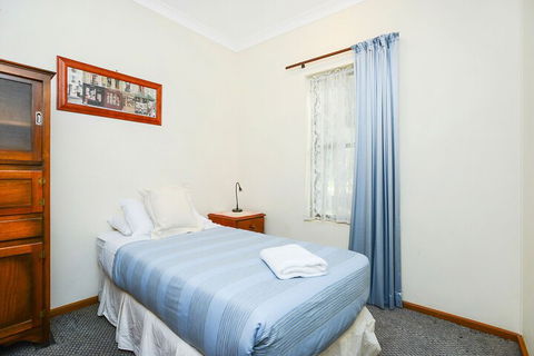Kestrel Lodge - Accommodation Newcastle 4