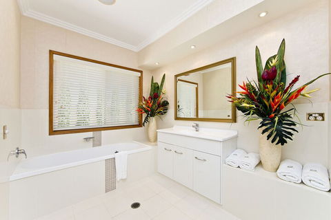 One Mile Mansion - Accommodation QLD 6