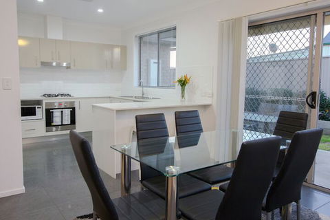Douro Place - Kempsey Accommodation 1