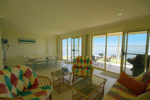 Blue Water At Mannering Park - Stayed 7