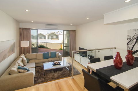 16 Seine Bay Apartment - Holiday Melbourne 1