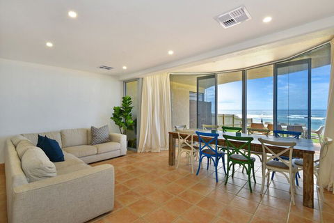 JoeAnne At Blue Bay Absolute Beachfront - Accommodation Newcastle 6